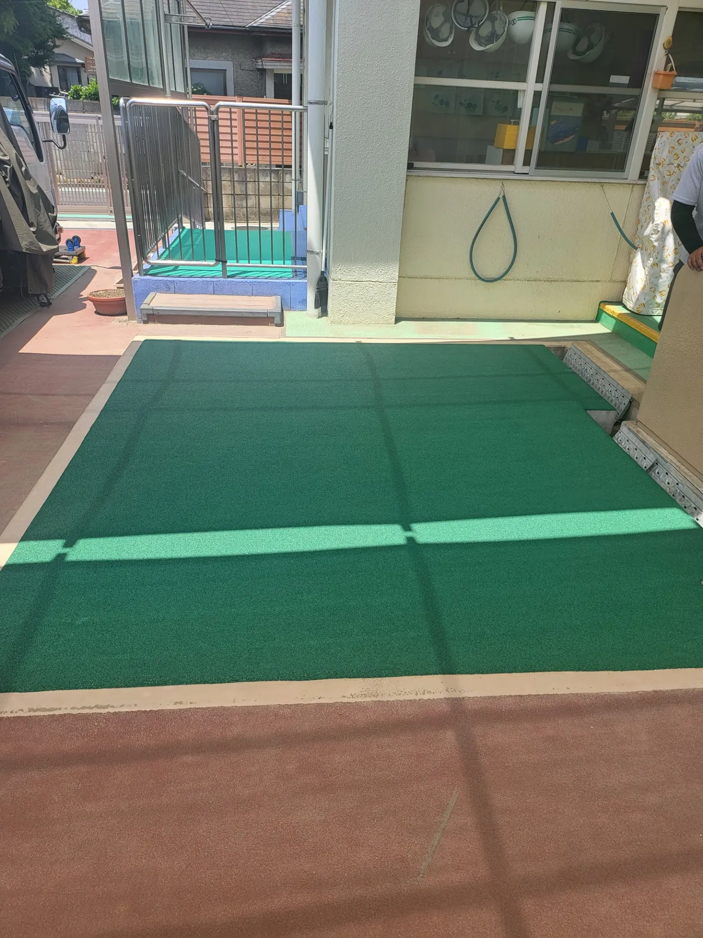 保育園に導入された安全なゴムチップ舗装。カラフルでクッション性の高い床面が完成